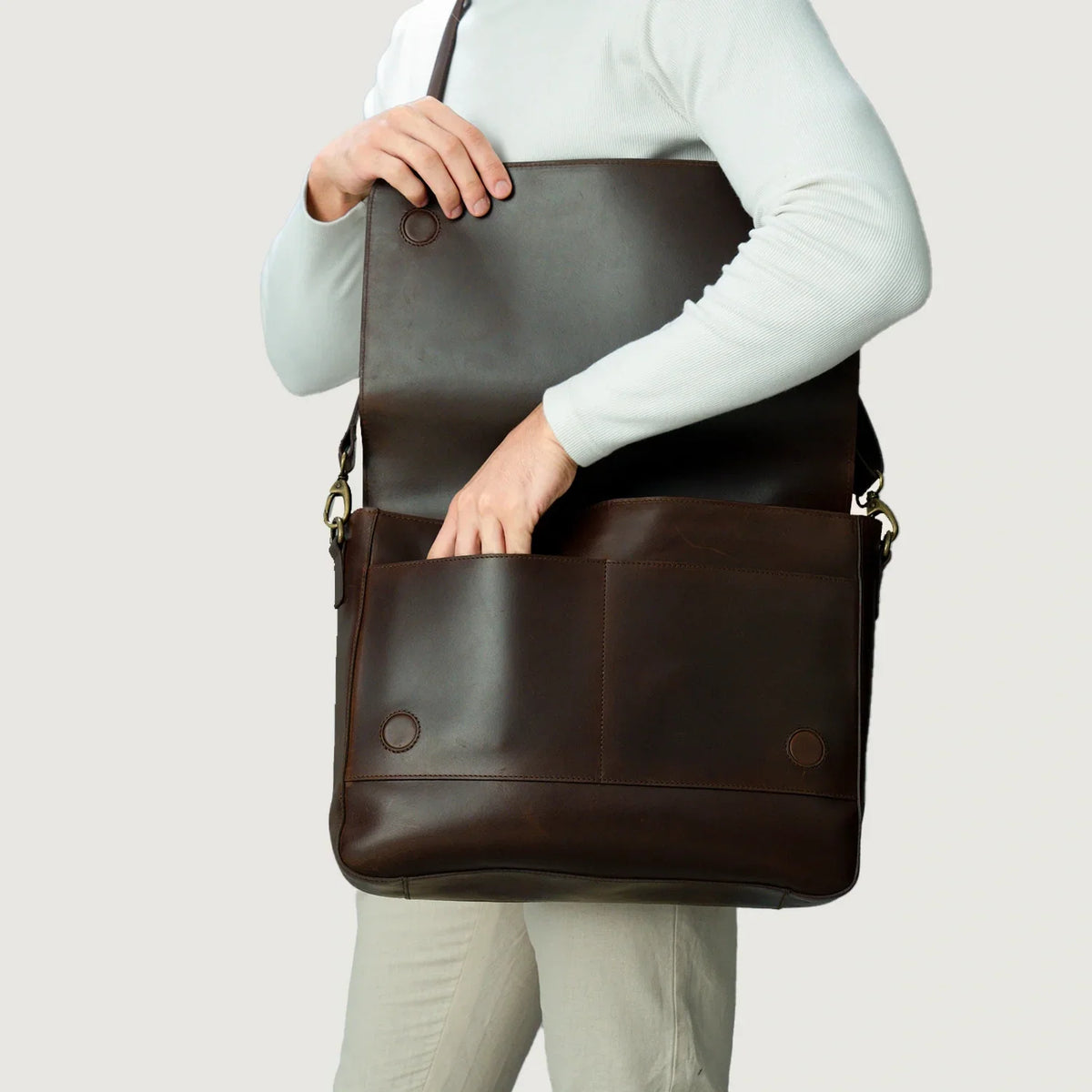 The Carismatico Vintage Brown Crazy Horse Leather Messenger Bag